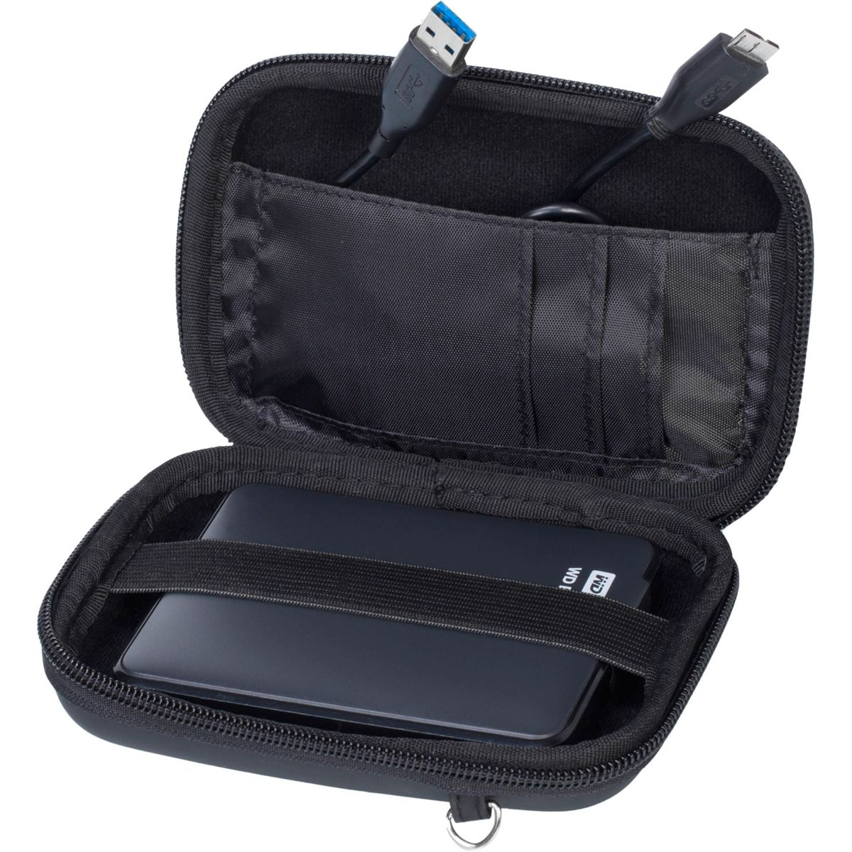 Geöffnete schwarze Festplattenhülle mit Festplatte und USB-Kabel. Die Hülle hat einen schwarzen Riemen.