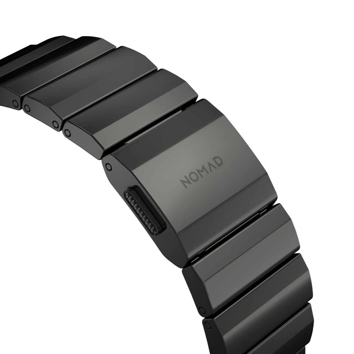 Nahaufnahme eines schwarzen Armbandverschlusses mit dem eingravierten Wort "NOMAD".