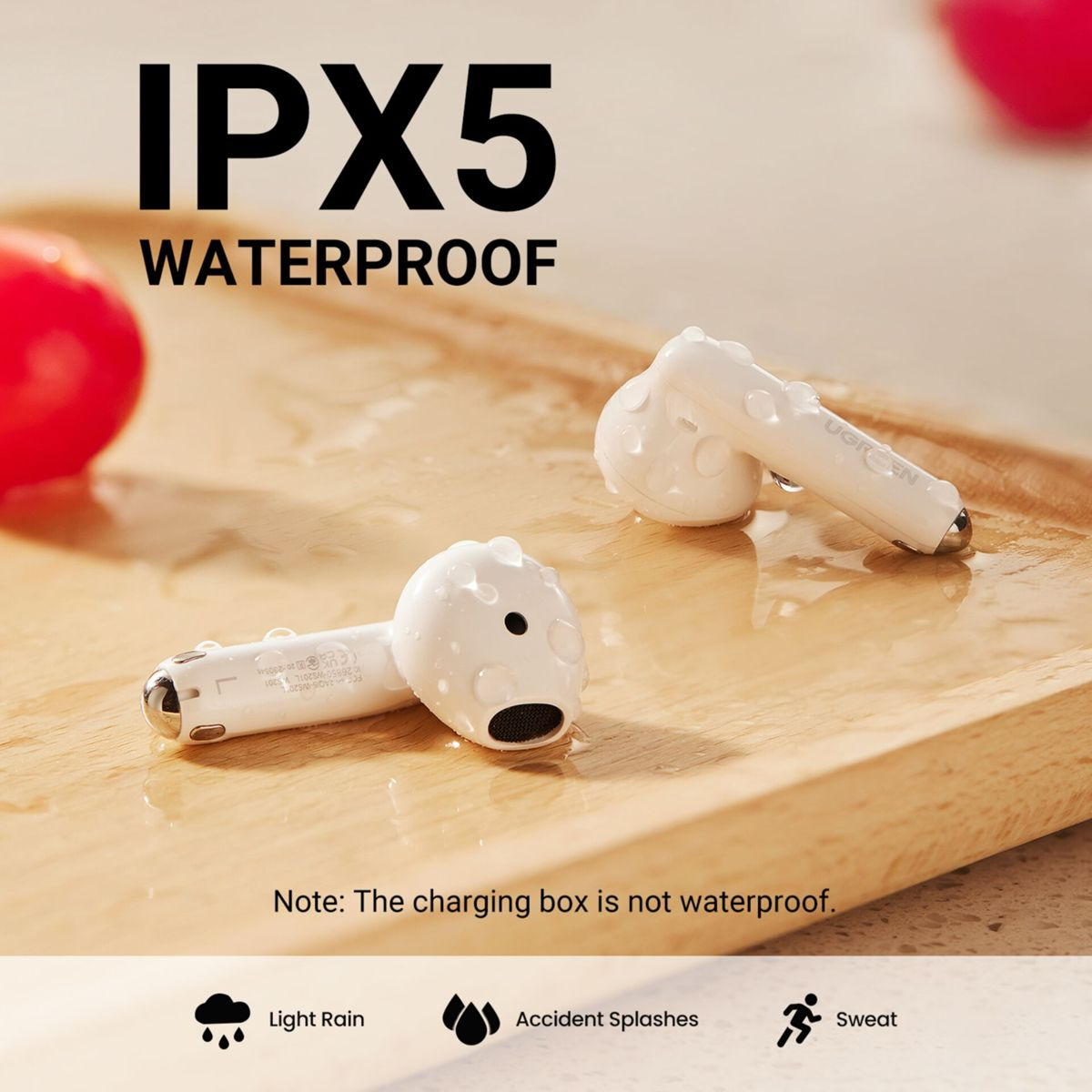 Weiße Ohrhörer mit Wassertropfen auf einer Holzoberfläche. Text: IPX5 WASSERDICHT. Symbole: Schweiß, Spritzer, Regen.