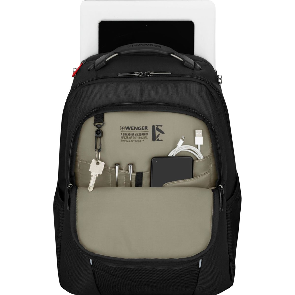 Schwarzer Rucksack mit offenen Taschen. Tablet im Rücken. Schlüssel, Stifte und eine schwarze Geldbörse.