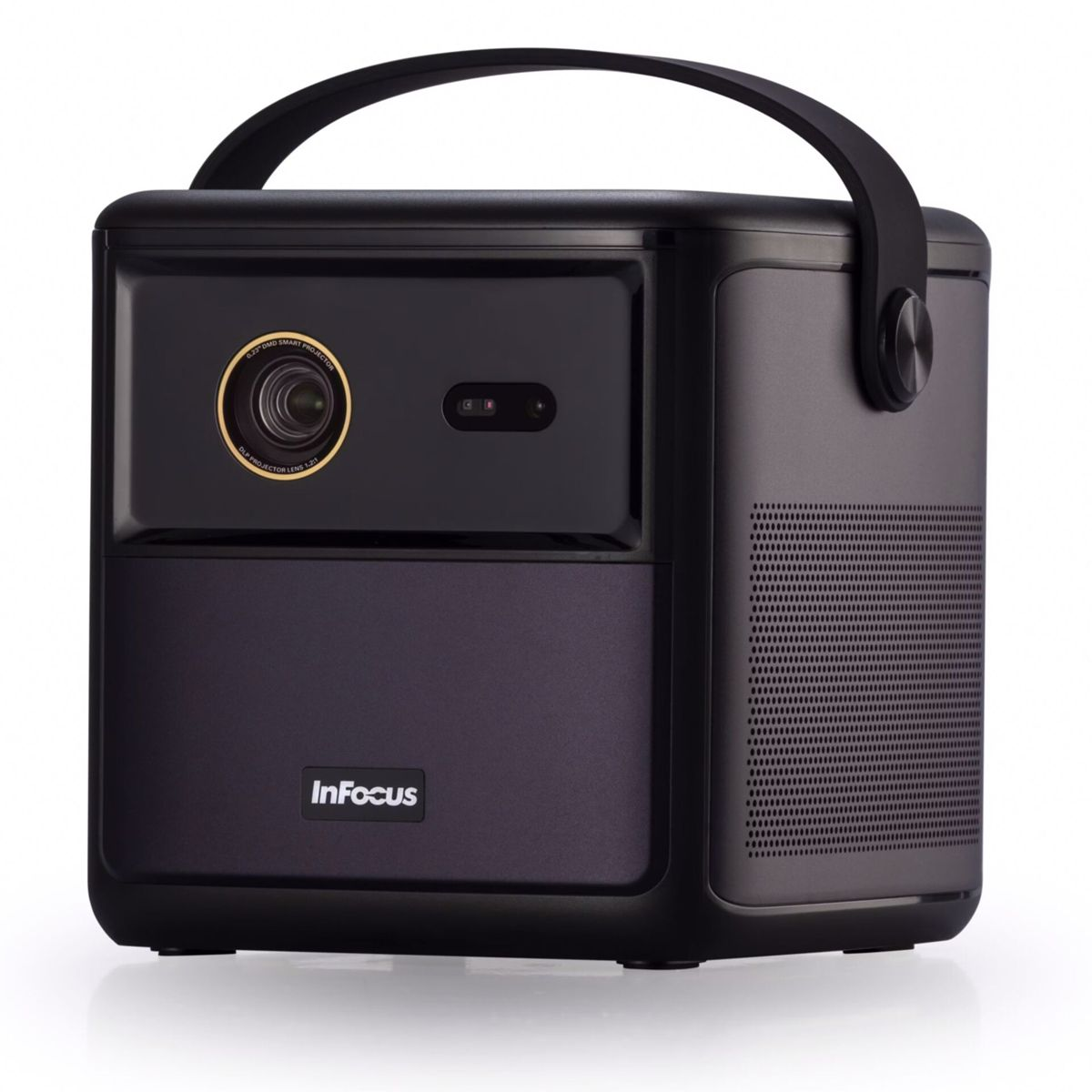 Czarny przenośny projektor z uchwytem i logo InFocus, odizolowany na białym tle.