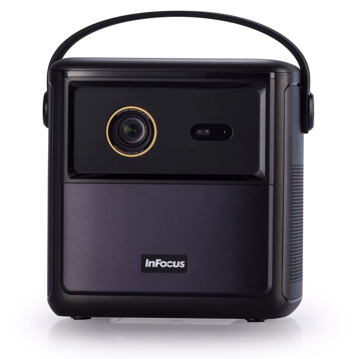 Czarny projektor z uchwytem. Logo InFocus. Białe tło.