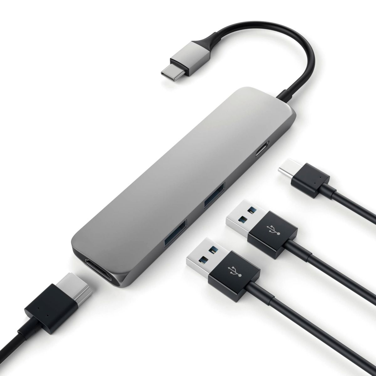 Concentrador USB plateado con cuatro puertos USB. Cables negros conectados. Fondo blanco.