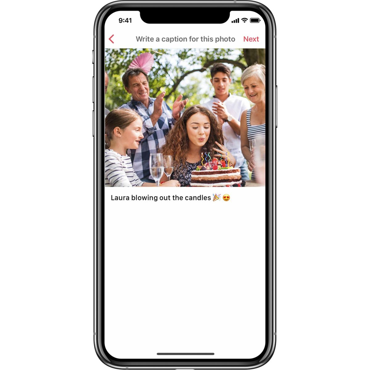 Ekran smartfona z zdjęciem dziewczyny zdmuchującej świeczki na torcie. W pobliżu są członkowie rodziny.