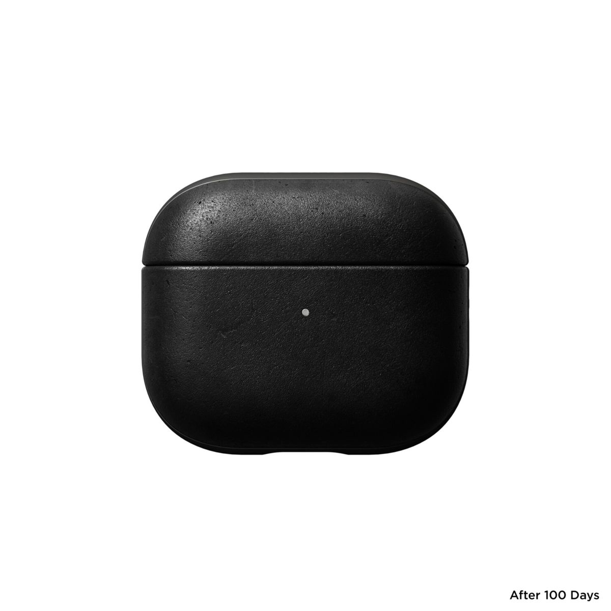 Custodia AirPods nera. È un piccolo quadrato arrotondato. Una piccola luce bianca è visibile sulla superficie.