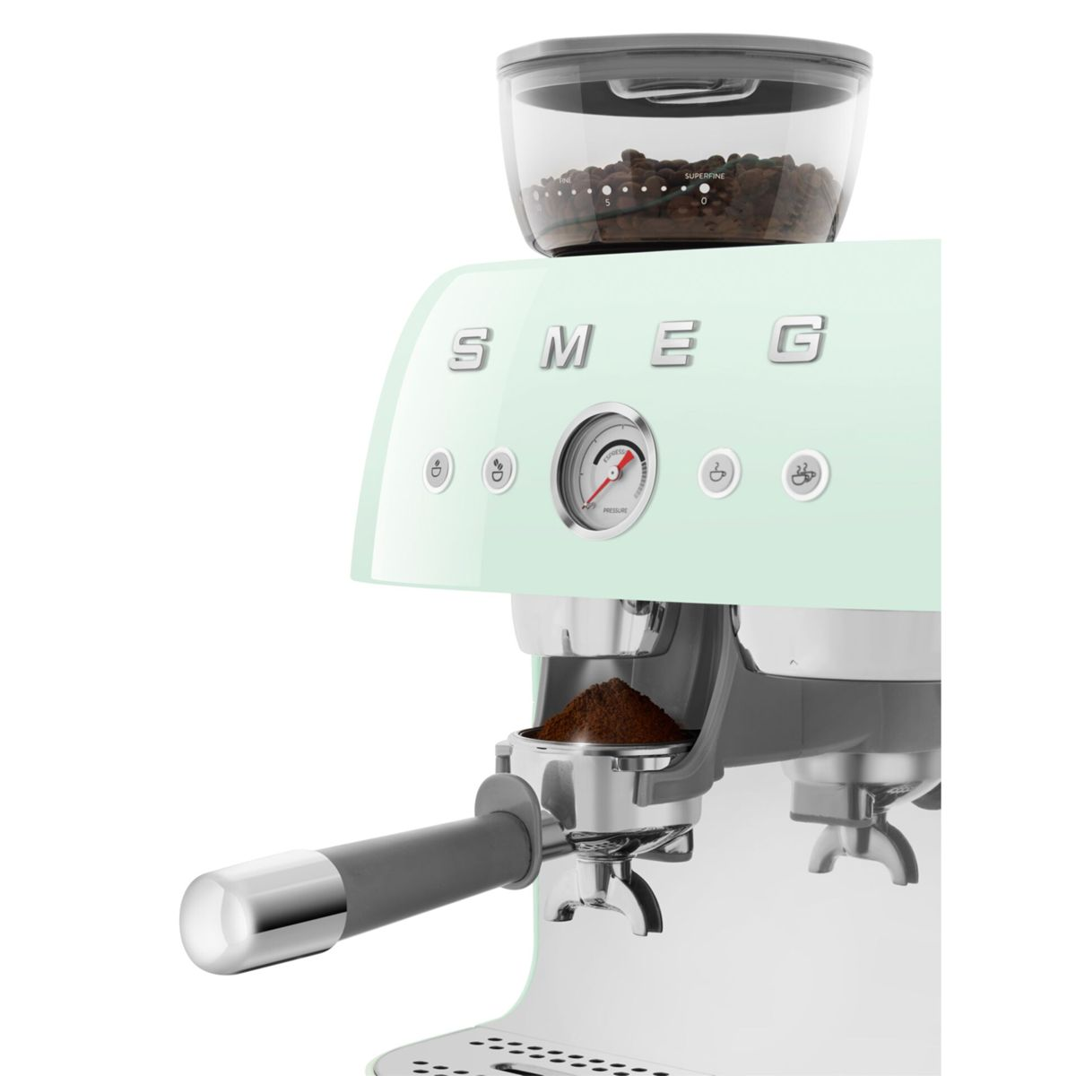 Miętowa zielona maszyna do espresso z młynkiem do kawy na górze. Posiada manometr i kolbę z fusami.