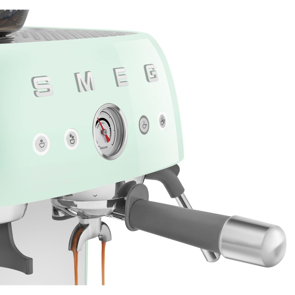 Zbliżenie na miętową zieloną maszynę do espresso. Pokazuje manometr, przyciski i kolbę z fusami.