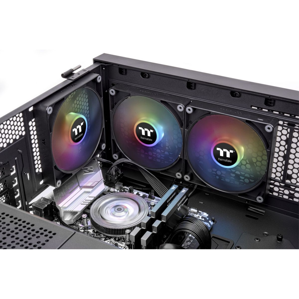 Im Inneren eines Computergehäuses mit Lüftern, Kühlkörper, Motherboard und RAM.