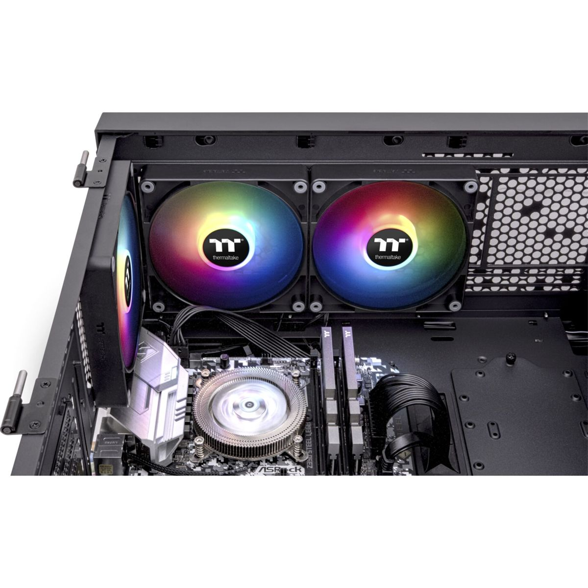 Im Inneren eines Computergehäuses mit Lüftern, Kühlkörper, Motherboard und RAM.