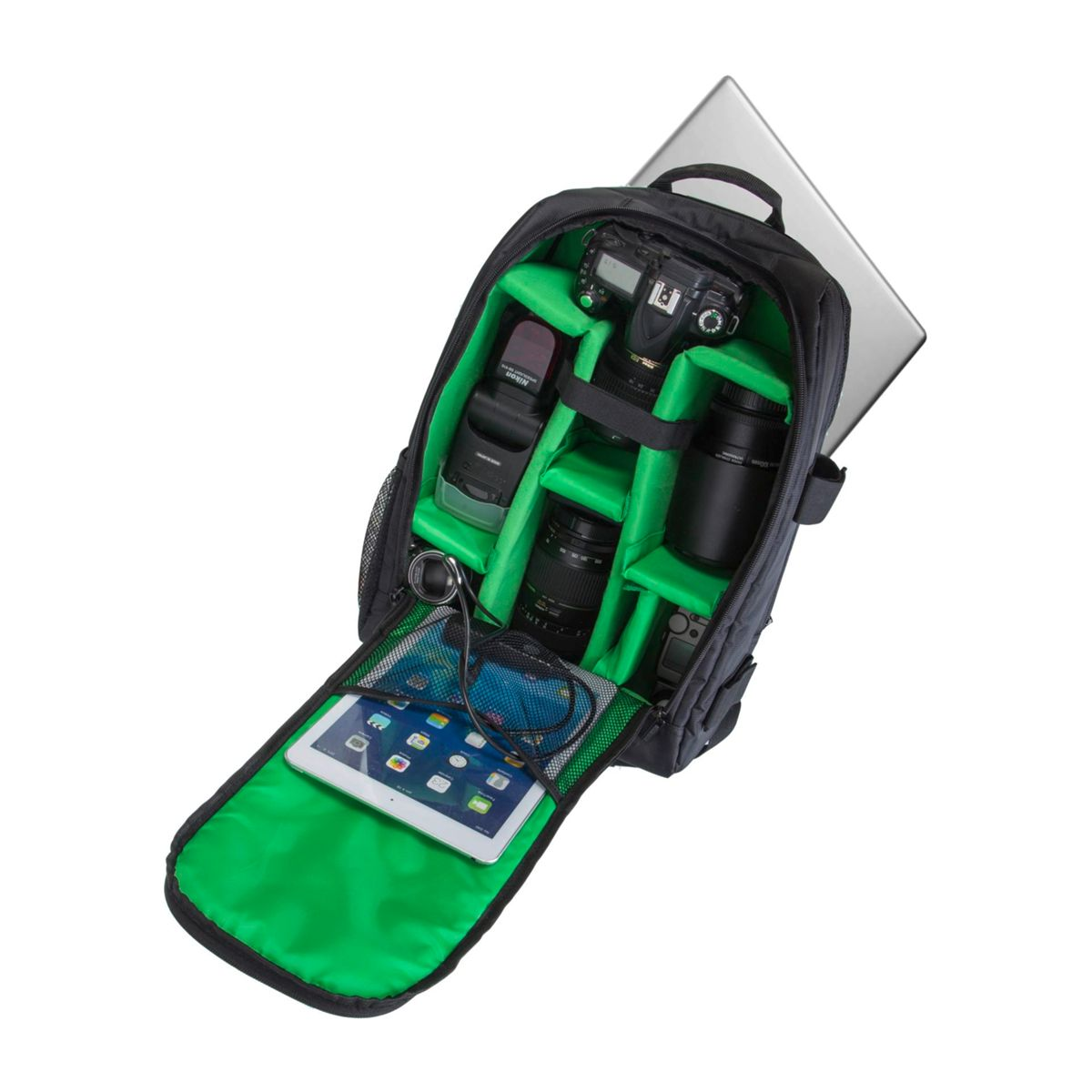 Ein Rucksack ist geöffnet und zeigt Kameraausrüstung im Inneren. Ein Laptop und anderes Zubehör sind ebenfalls sichtbar.