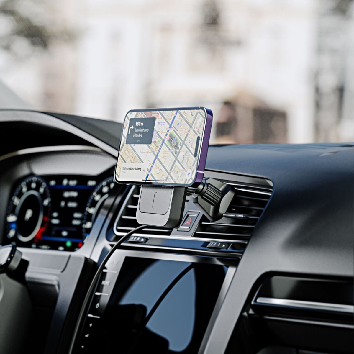 Am Armaturenbrett eines Autos montiertes Telefon mit Kartennavigation.
