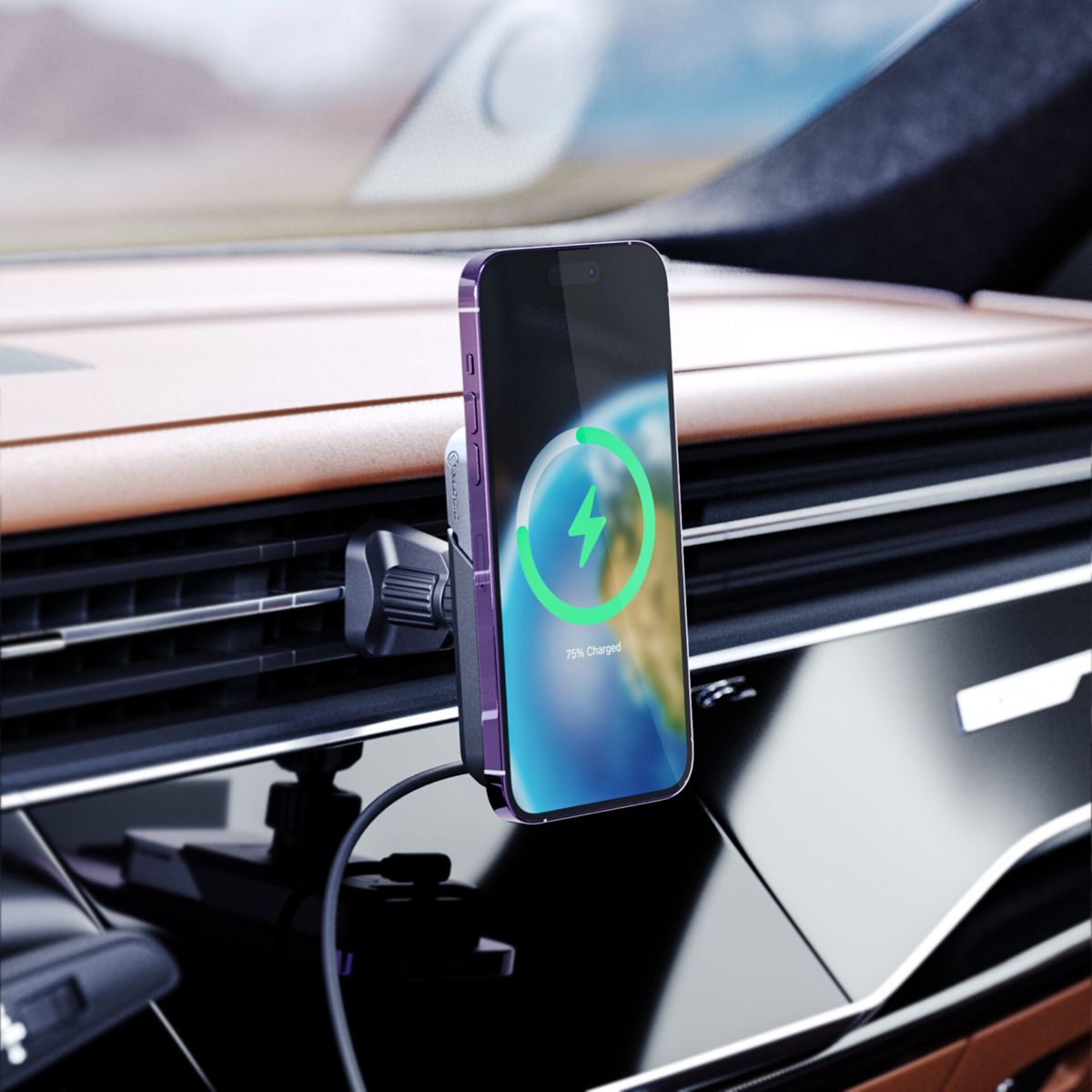Ein Telefon wird im Auto geladen. Der Bildschirm zeigt ein Ladesymbol. Das Ladegerät ist an einer Lüftungsöffnung montiert.