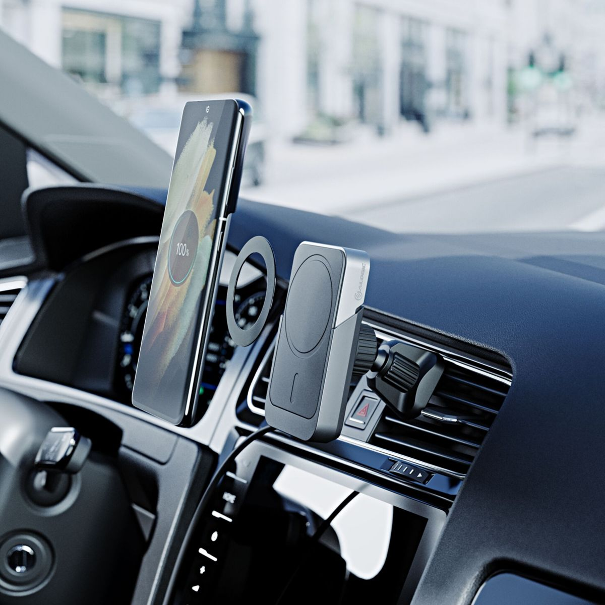 Ein Telefon lädt auf dem Armaturenbrett eines Autos. Ein Ladegerät ist an der Lüftung und dem Telefon befestigt.