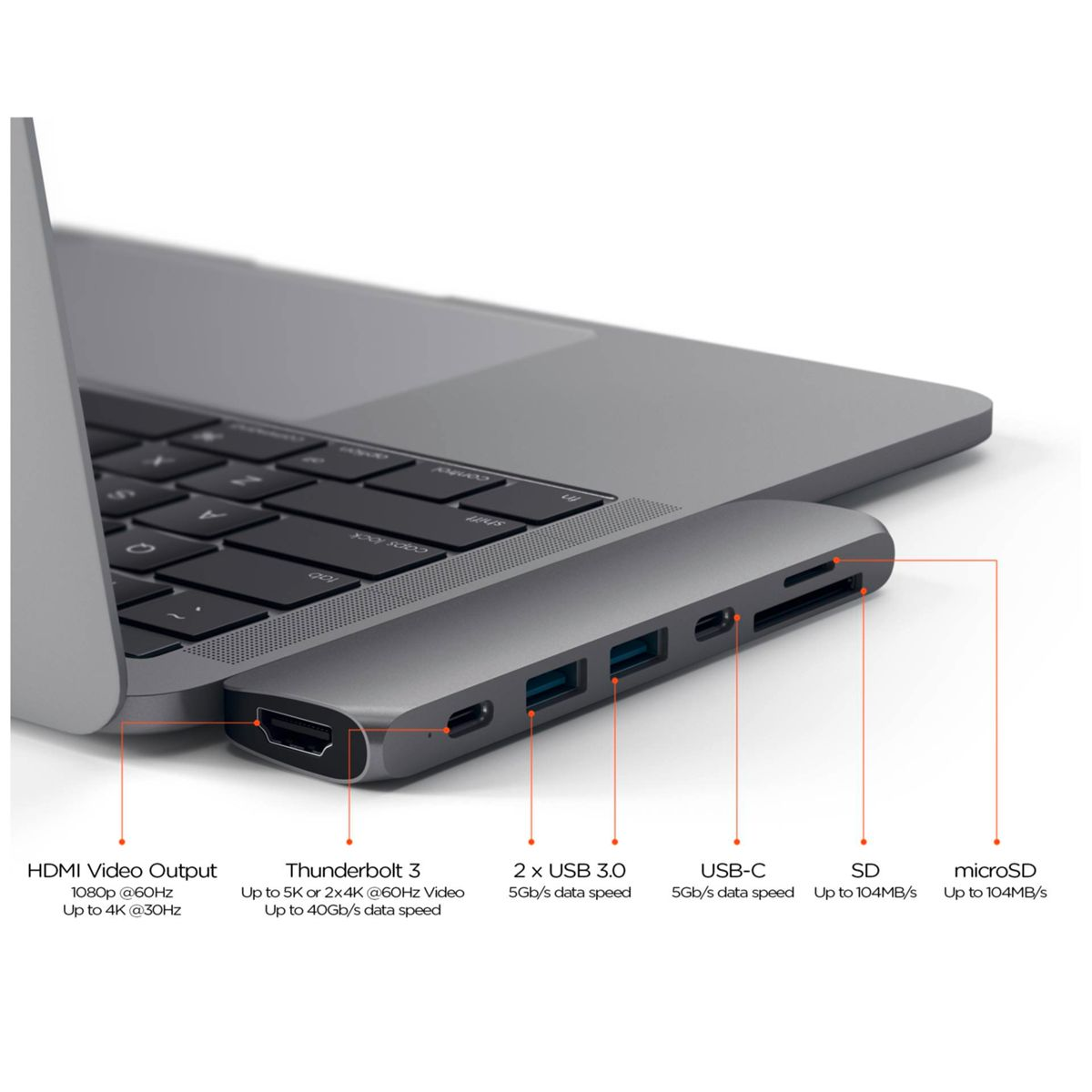Ein Laptop mit angeschlossenem Hub, verschiedene Anschlüsse sind beschriftet. HDMI, USB 3.0, USB-C, SD und microSD sind vorhanden.
