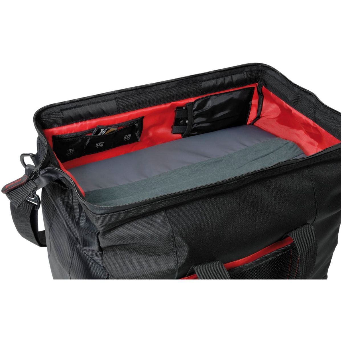 Schwarze offene Tasche mit rotem Innenraum. Mehrere Taschen und Fächer sind im Inneren sichtbar.