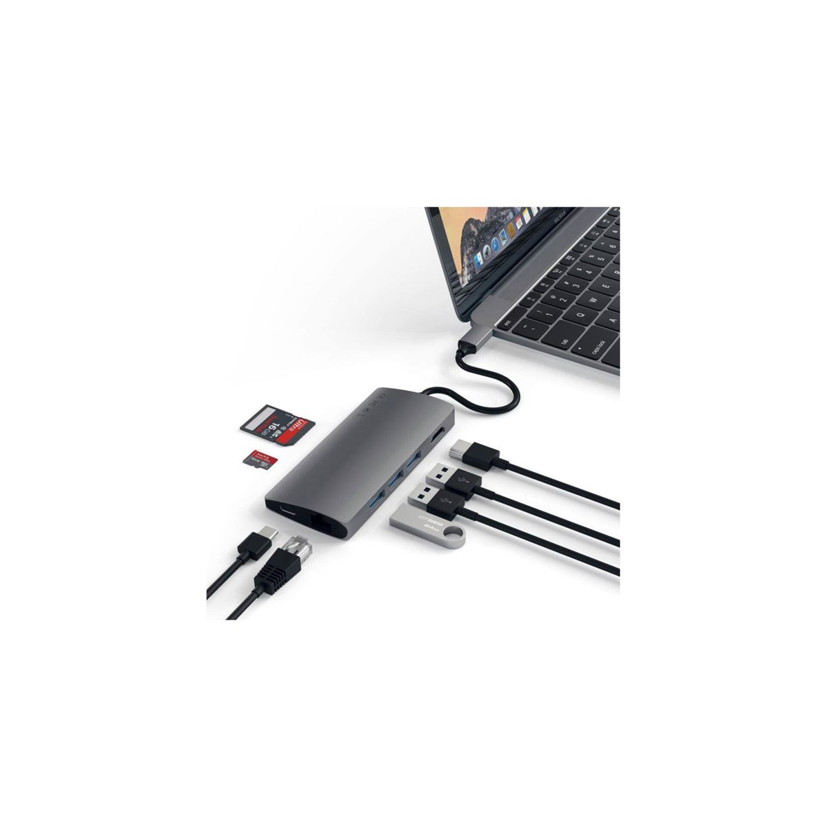 Laptop mit Hub, SD-Karten und Kabeln. USB-Anschlüsse und ein Flash-Laufwerk sind sichtbar.