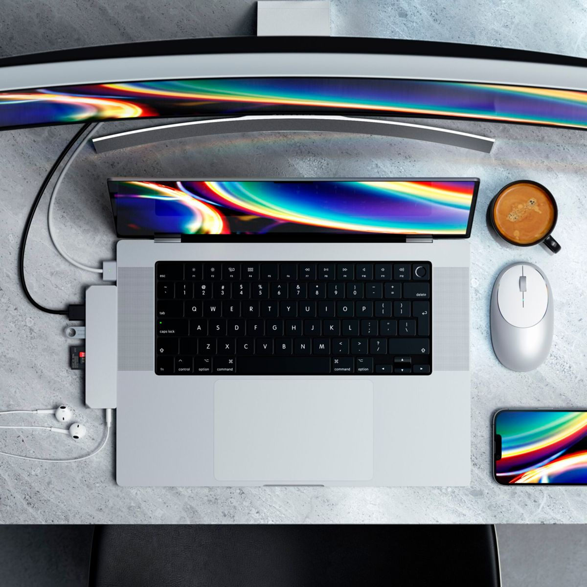Laptop mit gebogenem Monitor, Maus, Telefon und Kaffeetasse. Hub und Kopfhörer sind vorhanden.