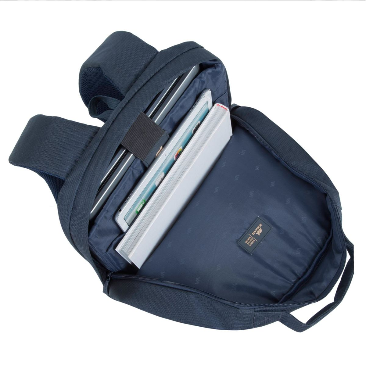 Zaino blu con laptop, tablet e quaderno bianco all'interno. Lo zaino è aperto, mostrando il contenuto.