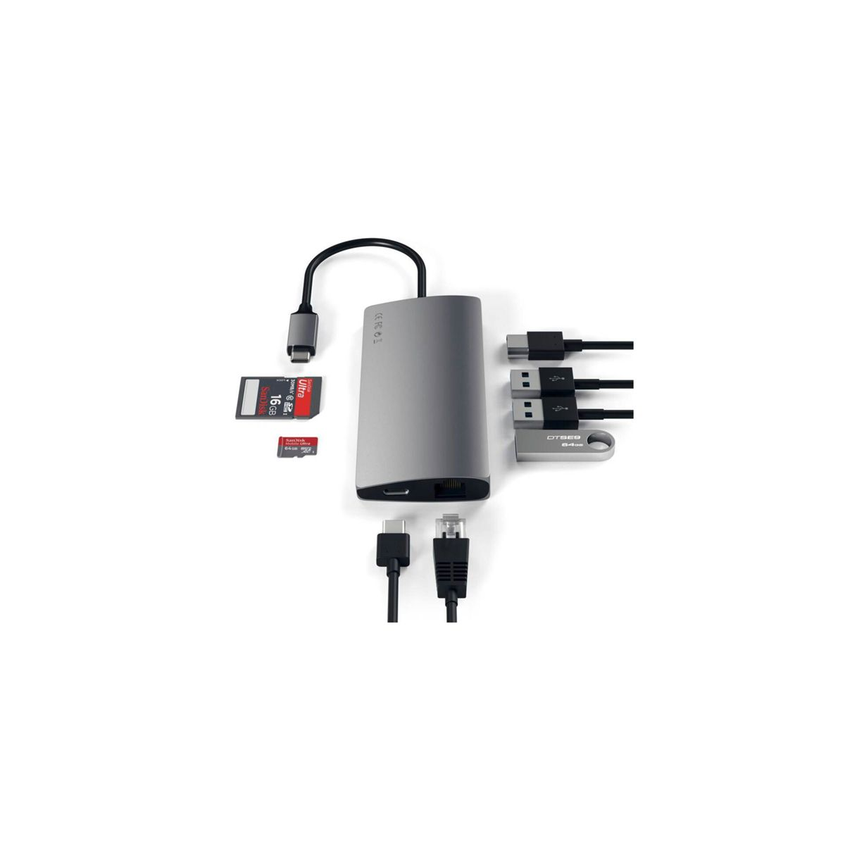 Grauer USB-Hub mit SD-Karten, USB-Stick und verschiedenen Kabeln auf weißem Hintergrund. Draufsicht, gut beleuchtet.