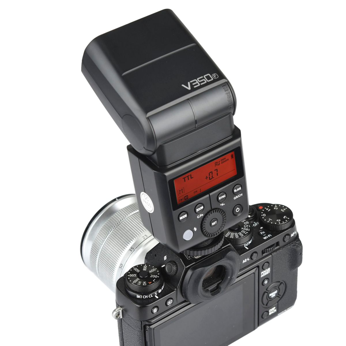 Un flash noir est monté sur un appareil photo. L'écran affiche les réglages. La marque est V350.