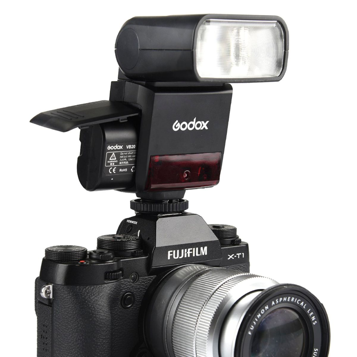 Un appareil photo noir avec un flash fixé sur un fond blanc.