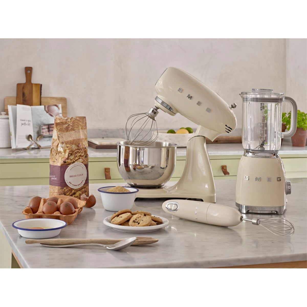 Küchenszene mit Mixer, Mixer und Zutaten. Beige Geräte, Holz, Eier und Mehlbeutel.