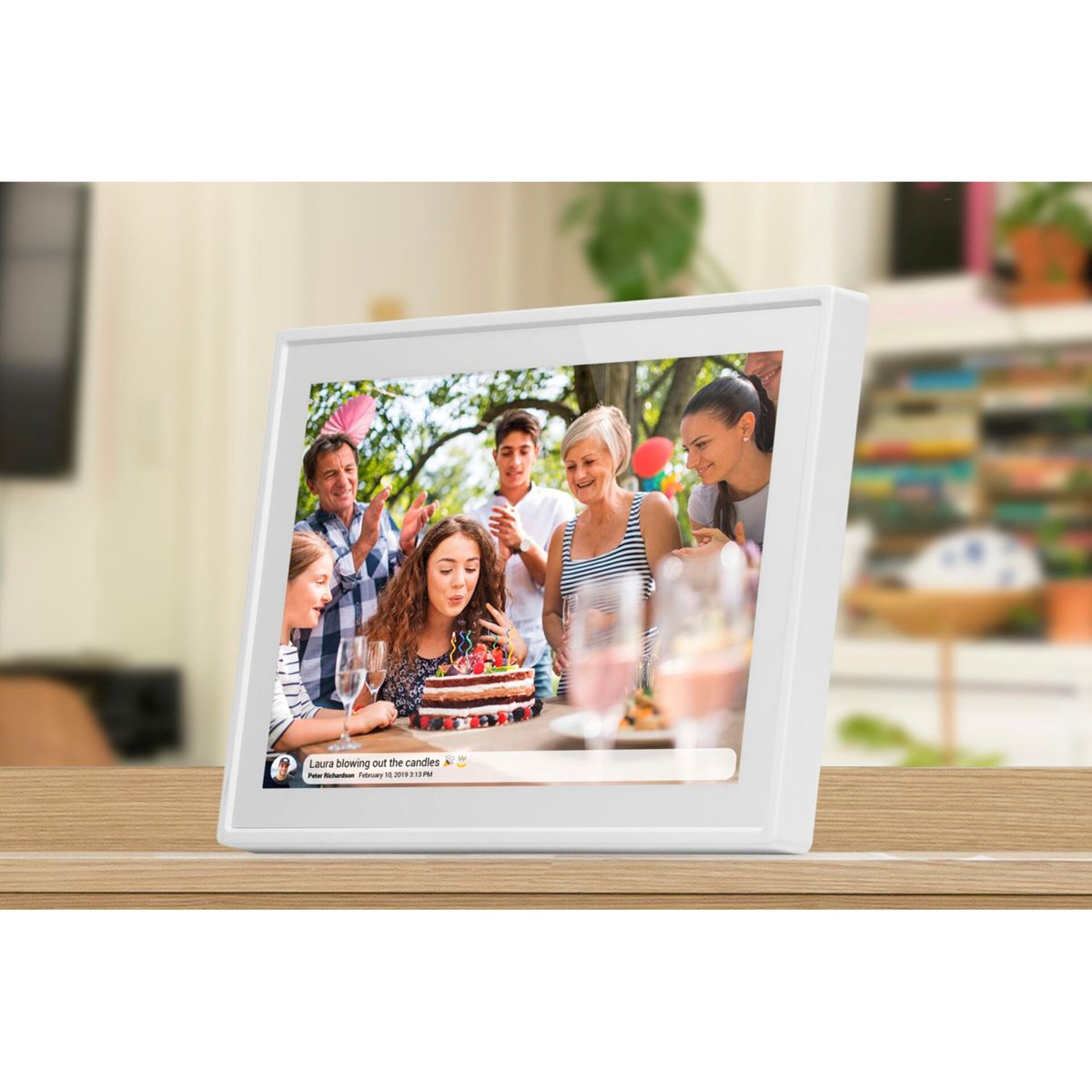 Un marco de fotos digital muestra a una familia celebrando un cumpleaños con pastel.