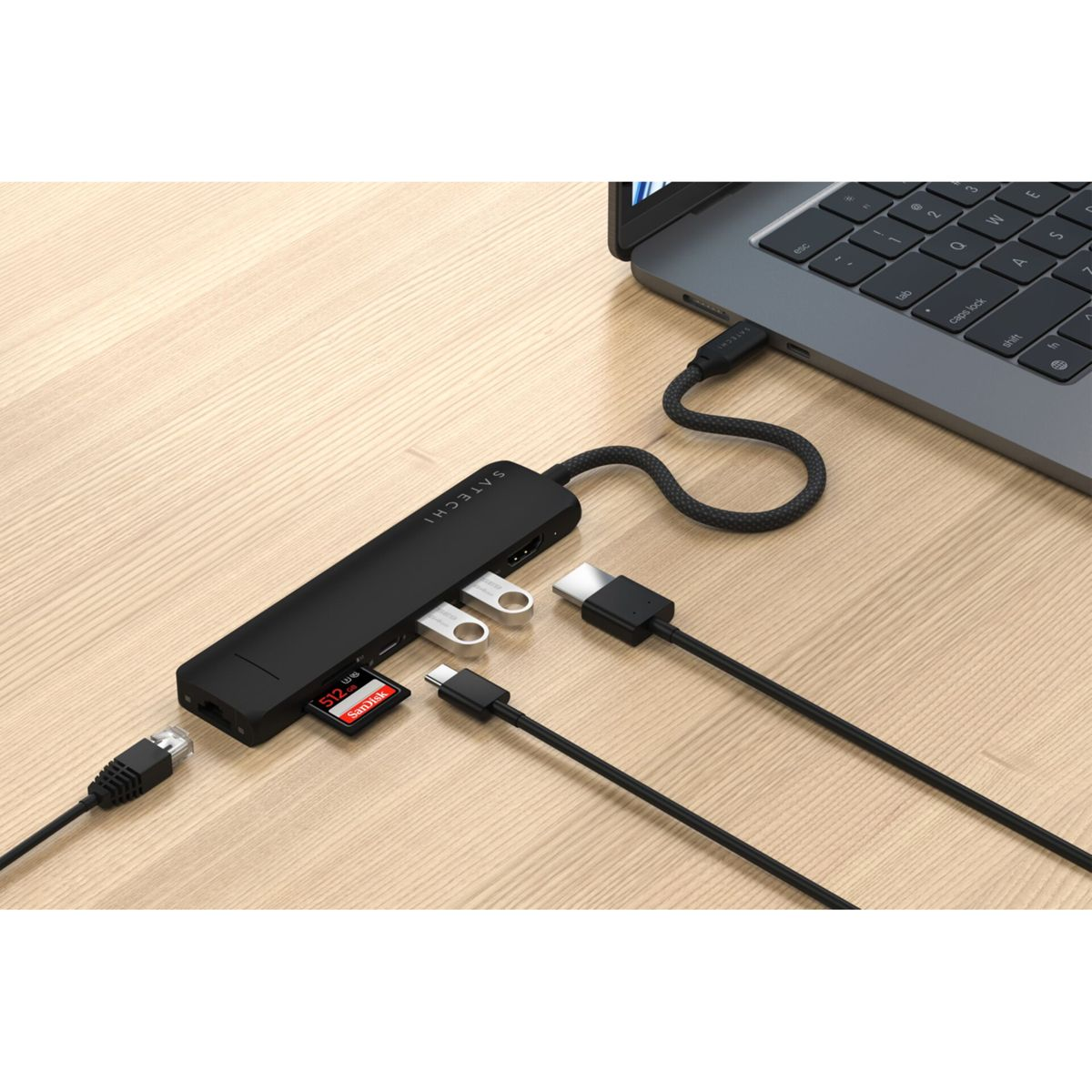 Ein schwarzer USB-C-Hub, der mit einem Laptop verbunden ist, mit verschiedenen Geräten.