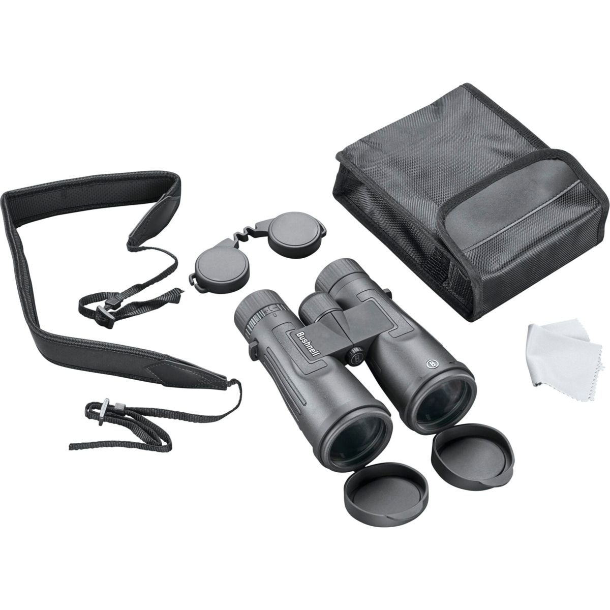 Czarna lornetka z akcesoriami. Zawiera pasek, osłony i ściereczkę do czyszczenia. Białe tło.