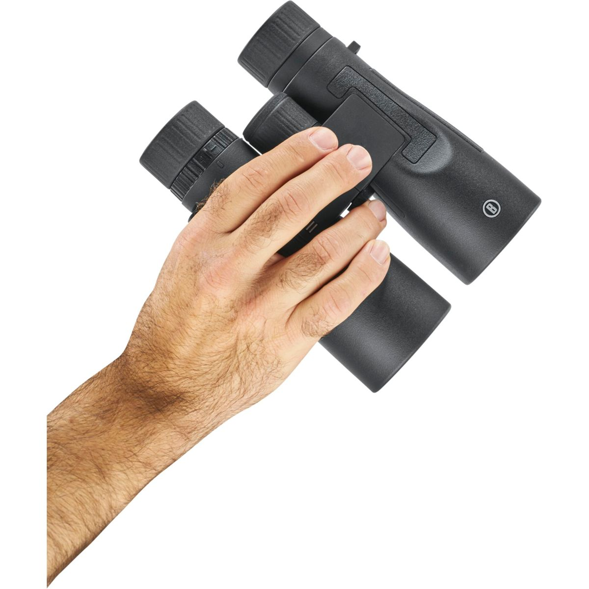 Dłoń trzymająca czarną lornetkę na białym tle. Lornetka jest czarna. Dłoń jest owłosiona.
