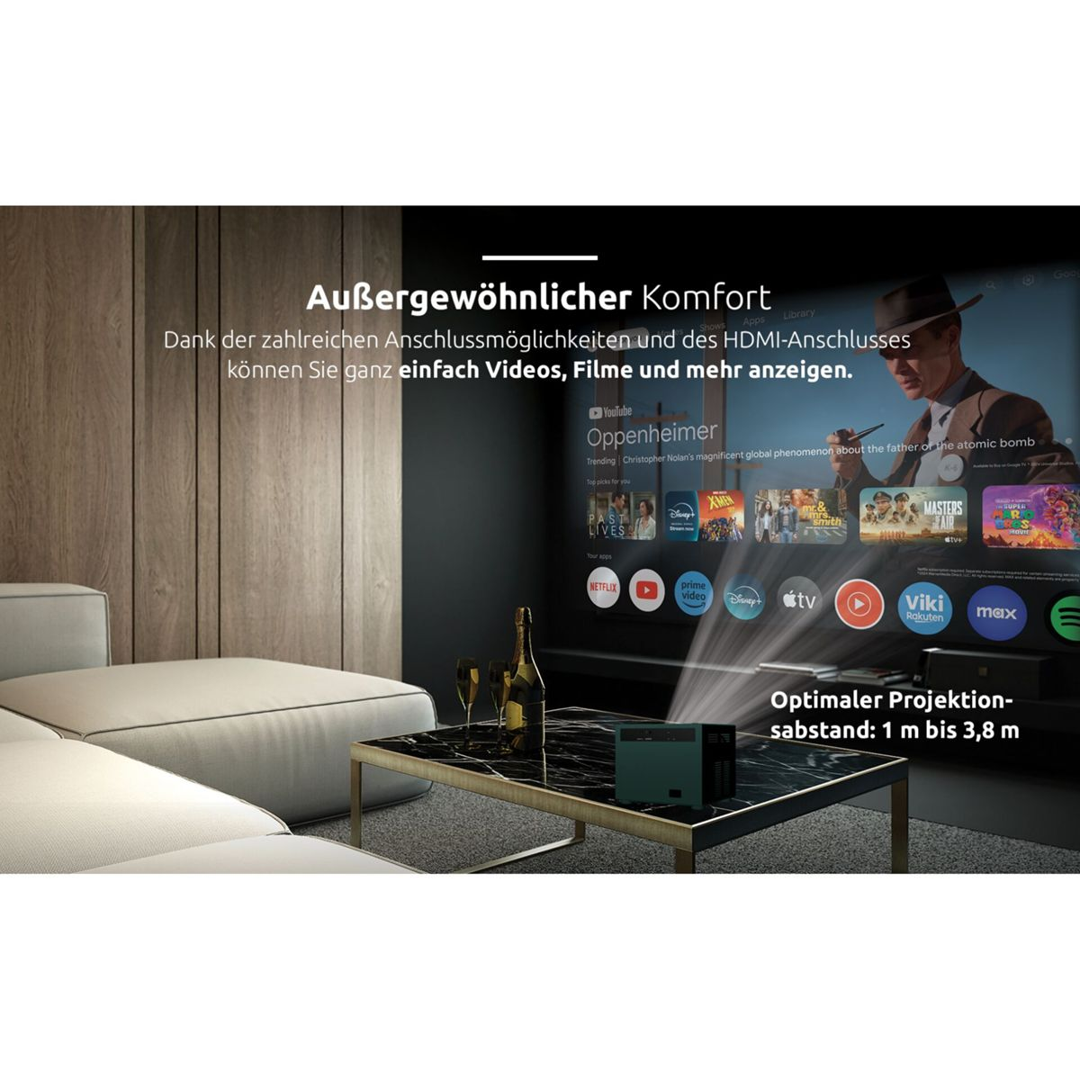 Przytulny salon z projektorem, pokazującym film na ścianie, z kanapą, stołem i kieliszkami do wina.