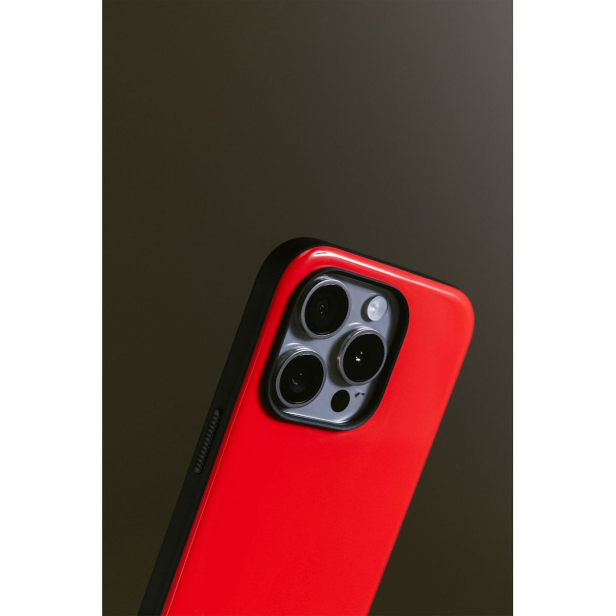 Una custodia rossa con tre lenti della fotocamera.