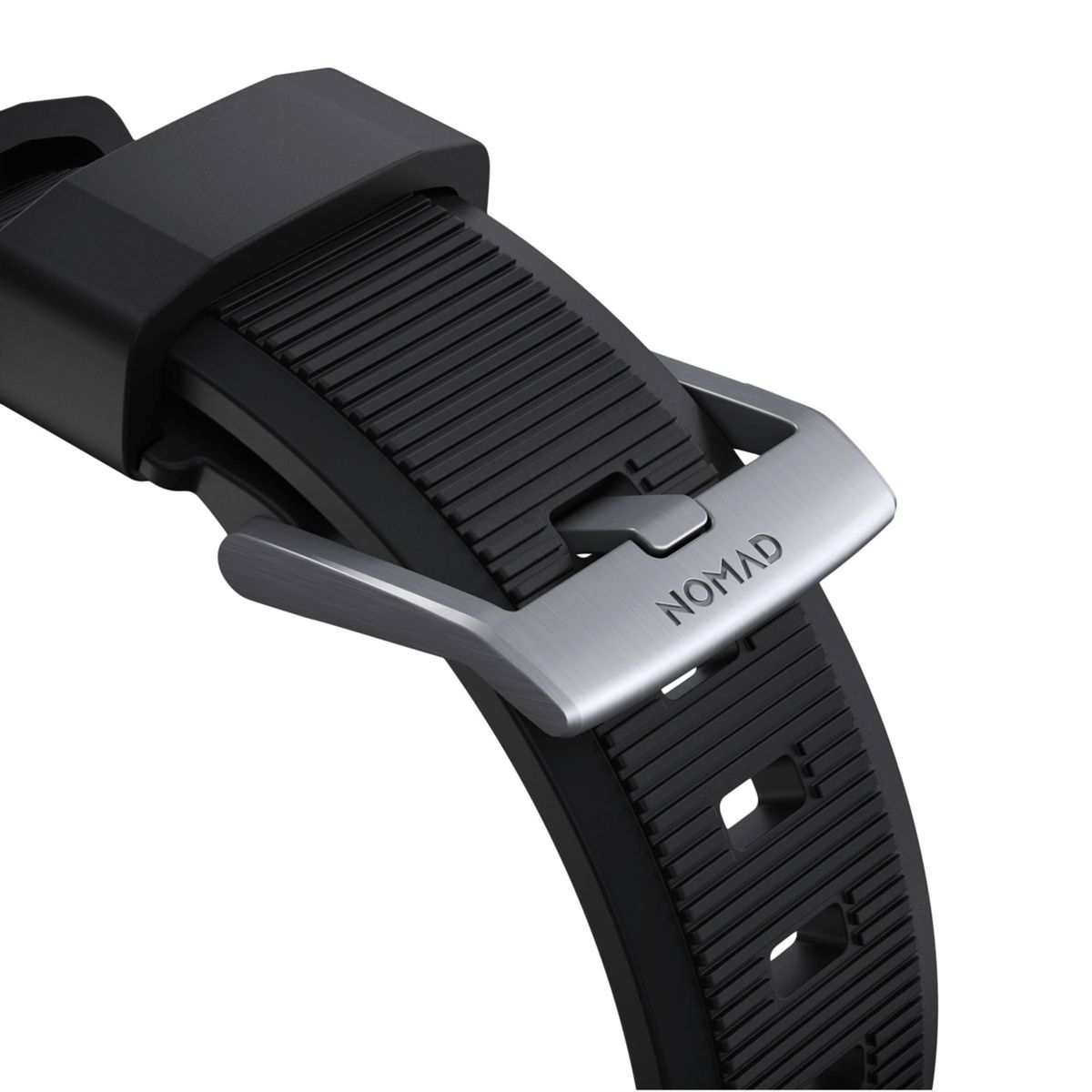 Nahaufnahme eines schwarzen Uhrenarmbands mit einer silbernen Schnalle mit der Gravur 'NOMAD'.