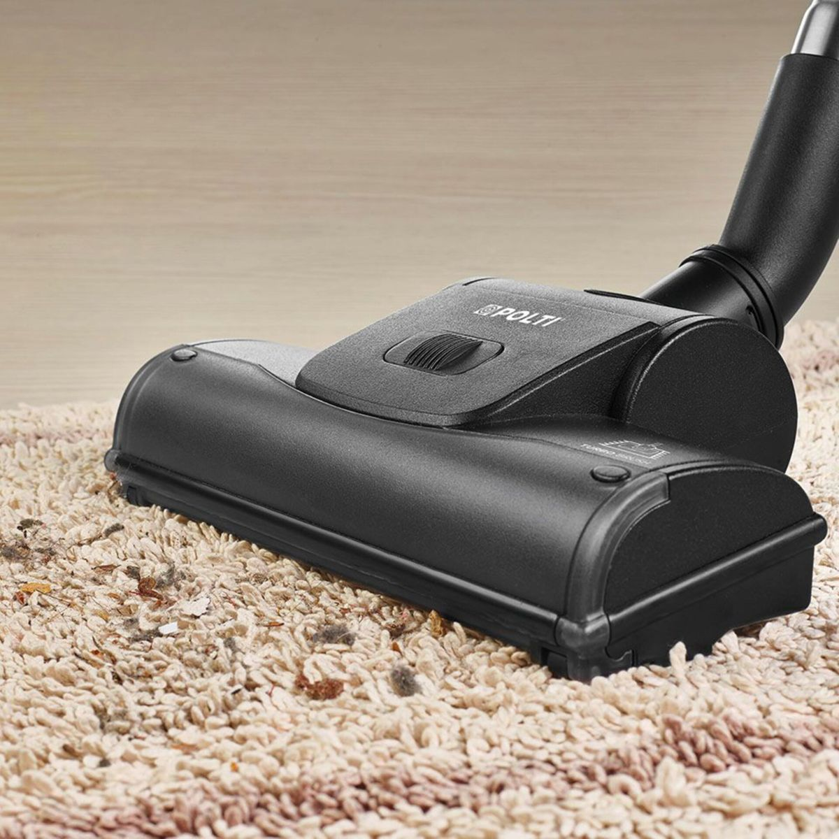 Głowica odkurzacza na dywanie z kurzem i zanieczyszczeniami. Marka 'POLTI'.