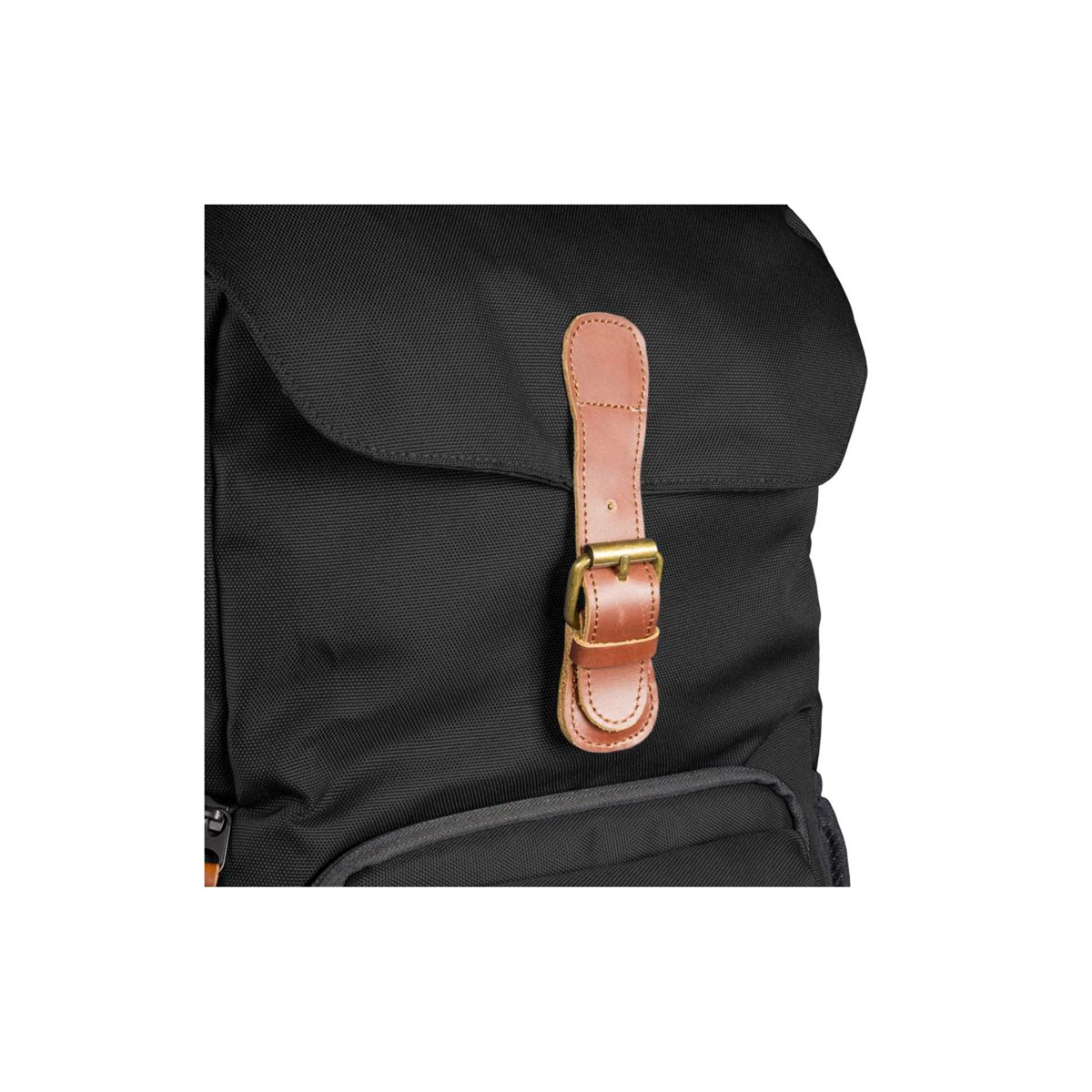 Schwarzer Rucksack mit braunem Lederriemen und Schnallenverschluss auf weißem Hintergrund.