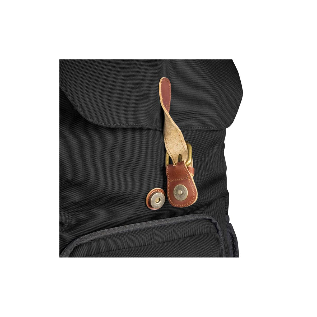 Eine schwarze Rucksackklappe mit Lederriemen und Metallschnalle.