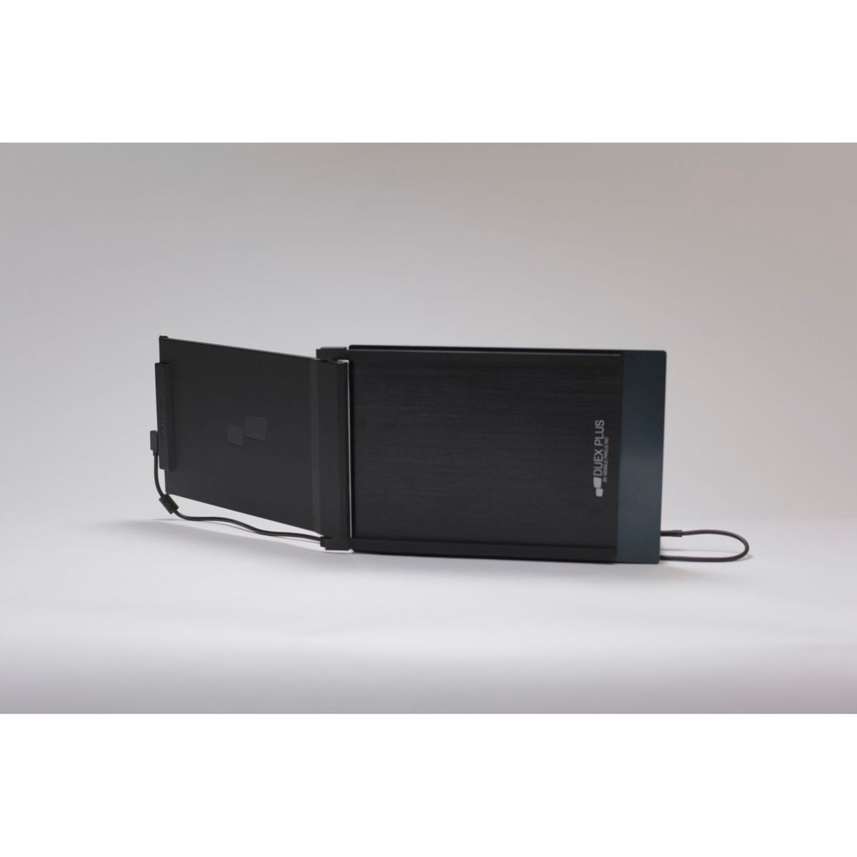 Czarny i ciemnoszary monitor przenośny jest otwarty na białym tle.