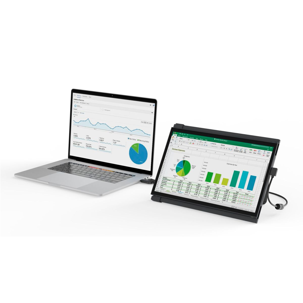 Laptop i przenośny monitor wyświetlające wykresy, połączone kablem. Białe tło.