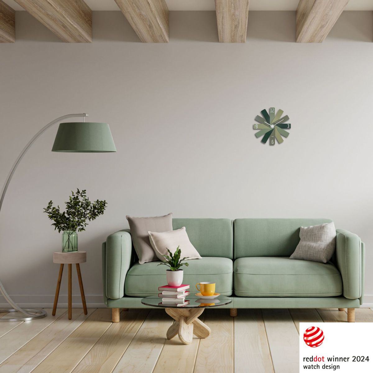 Ein modernes Wohnzimmer mit grünem Sofa, Uhr an der Wand und Lampe. Holzboden.