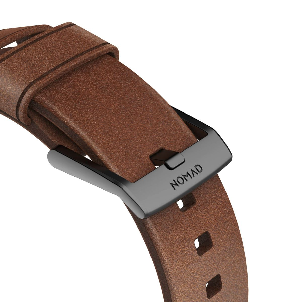 Nahaufnahme eines braunen Lederarmbands mit einer schwarzen Metallschnalle, die den Markennamen zeigt.