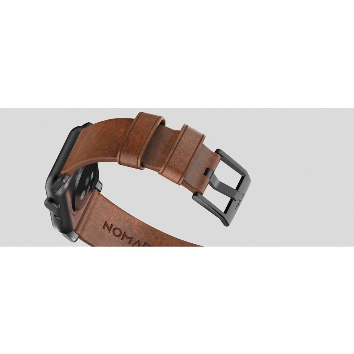 Ein braunes Lederarmband mit schwarzer Uhr und Schnalle, auf weißem Hintergrund.