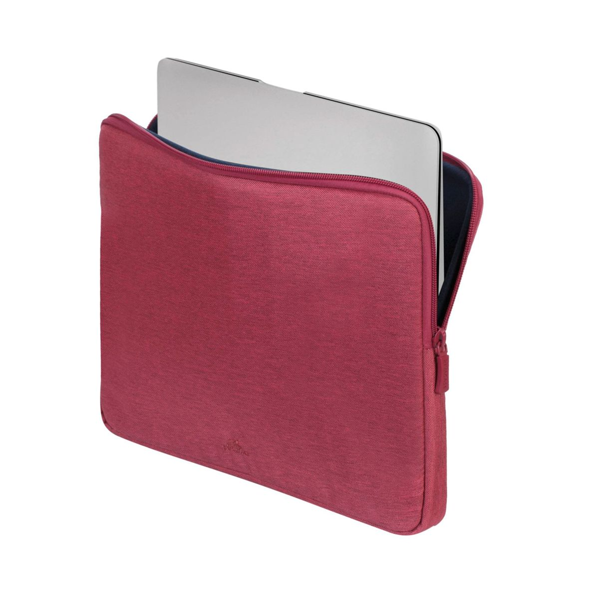 Eine weinrote Laptop-Tasche mit einem silbernen Laptop darin, geöffnet mit Reißverschluss. Es ist vor weißem Hintergrund.