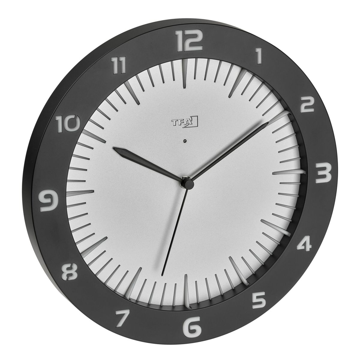 Orologio da parete nero e grigio. Sfondo bianco, cornice nera e lancette nere. L'orologio mostra l'ora.