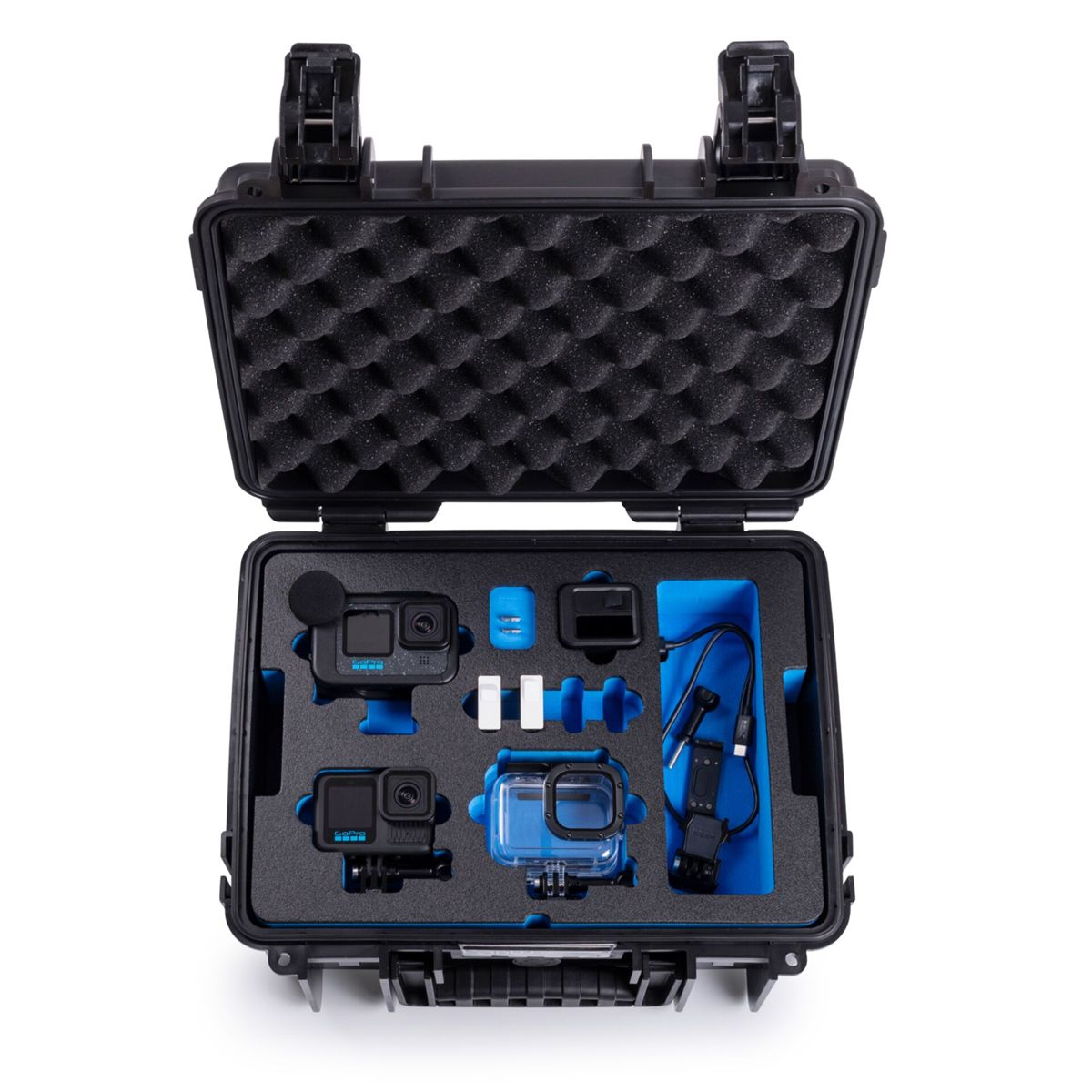 Ein schwarzer Koffer mit GoPro-Kameras und Zubehör darin, geöffnet auf weißem Hintergrund.