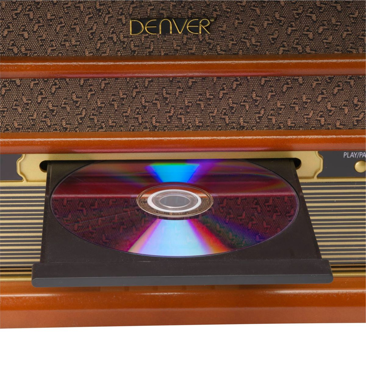 Een houten retro radio met een cd erin. De cd is zichtbaar en de radio lijkt nieuw.