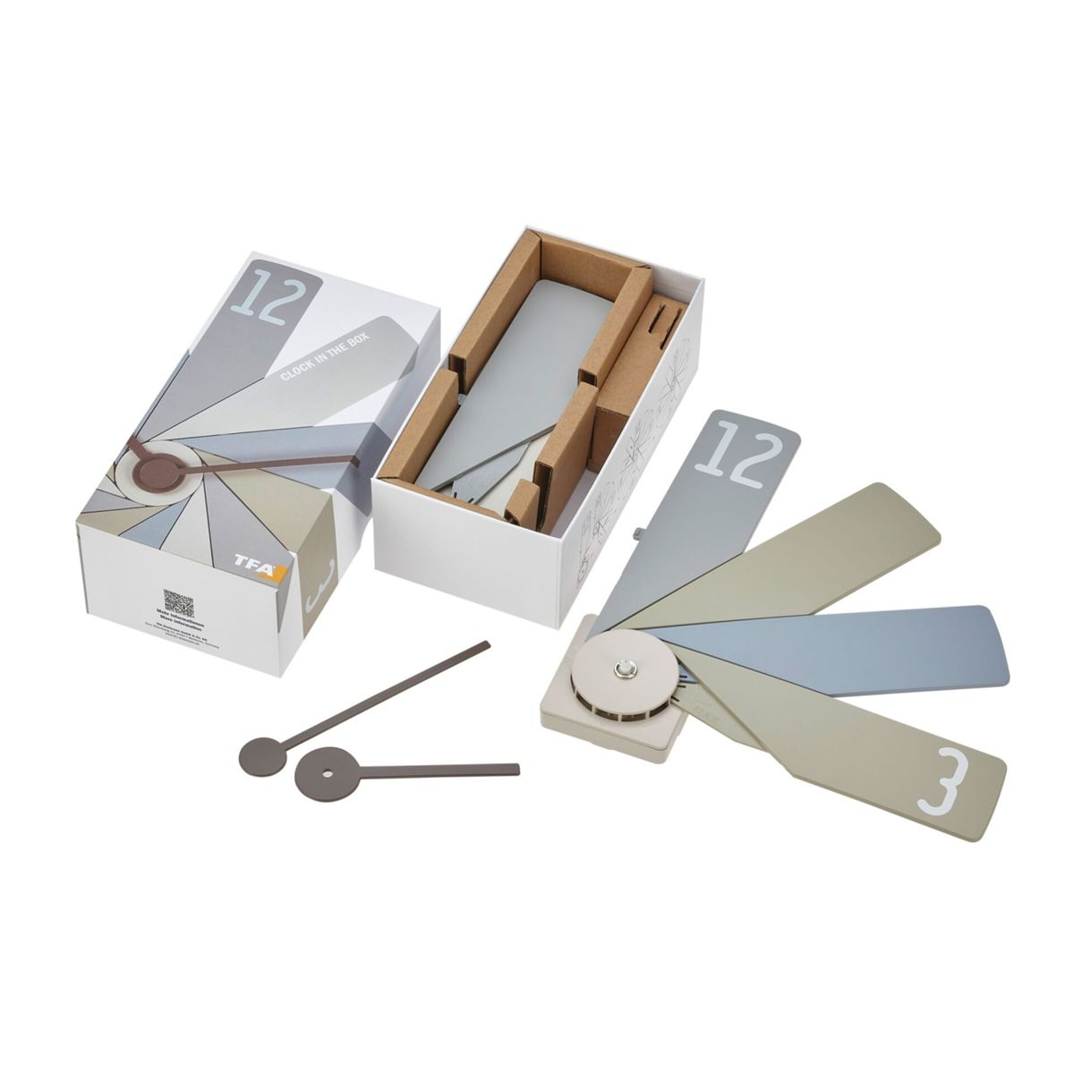 Eine weiße Uhrenbox mit Uhrteilen, Zeigern und Zahlen. Auf der Box steht "CLOCK IN THE BOX".