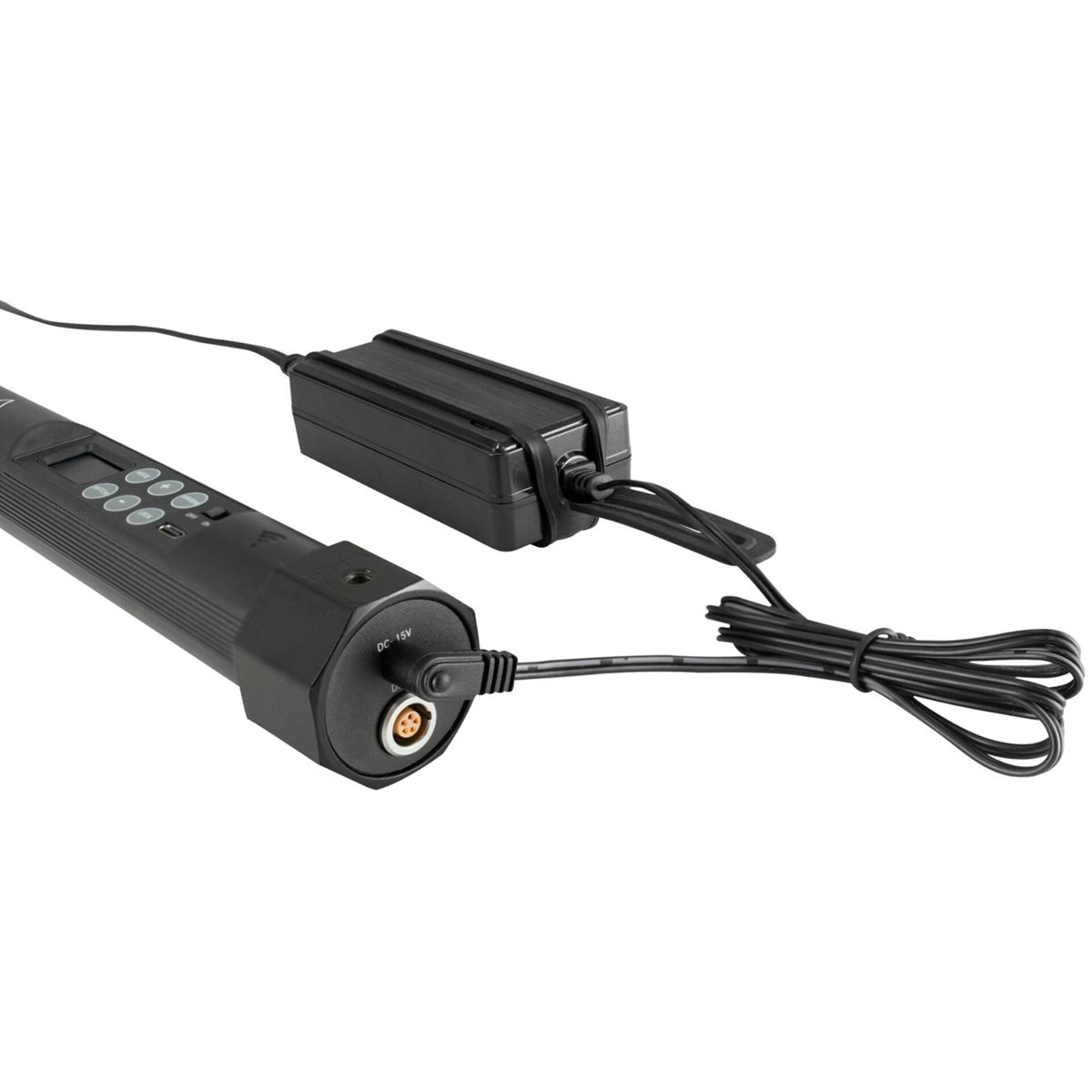 Ein schwarzes Gerät mit Knöpfen und einem Bildschirm, das an ein Netzteil und ein schwarzes Kabel angeschlossen ist.
