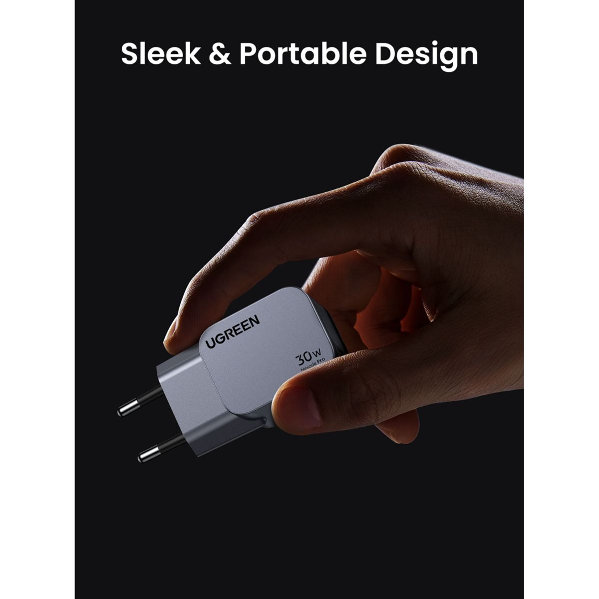 Dłoń trzymająca srebrno-szarą ładowarkę UGREEN 30W z wtyczką UE.