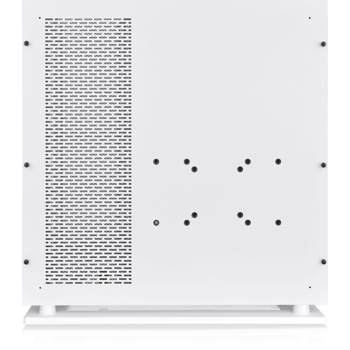 Biała obudowa komputera z otworami wentylacyjnymi i śrubami na tylnym panelu. Obudowa stoi na białym stojaku.