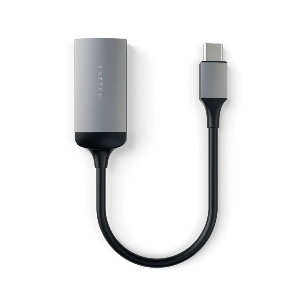 Ein silberner und schwarzer Adapter mit USB-C-Anschluss und schwarzem Kabel, vor weißem Hintergrund.